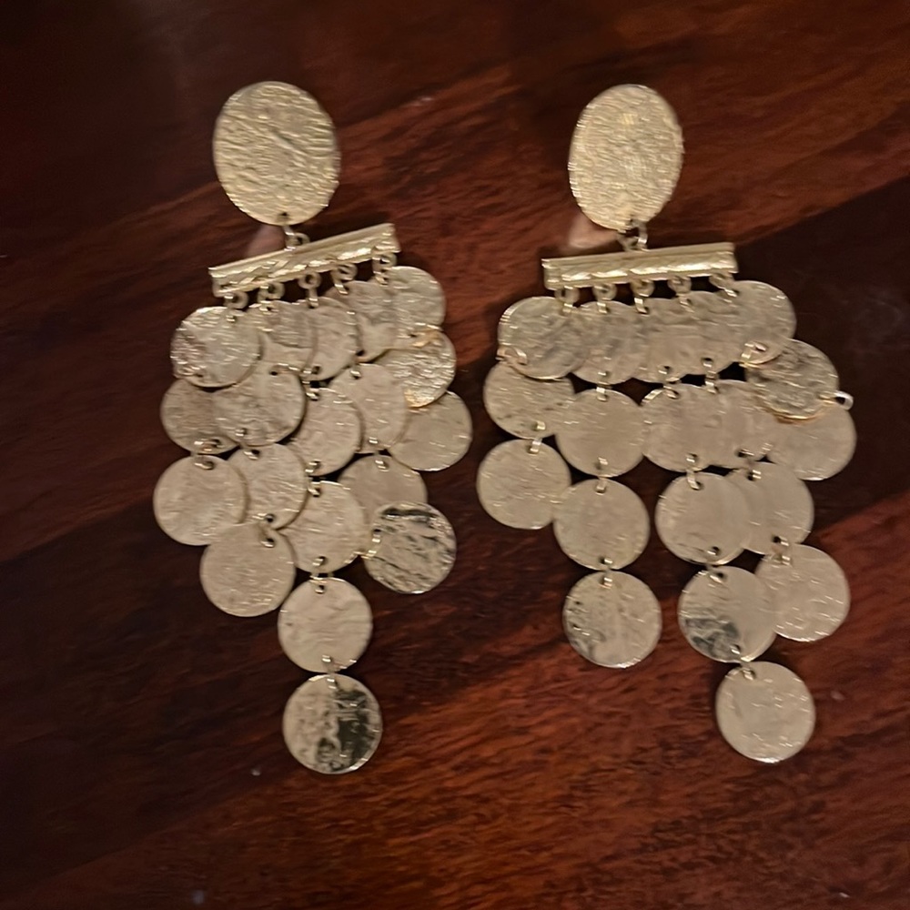 Earrings. Gold tone.